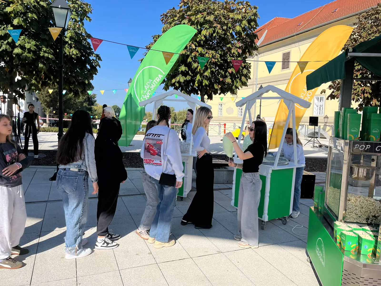 Posjetitelji uz Fantasia fun food ponudu na otvorenom događanju